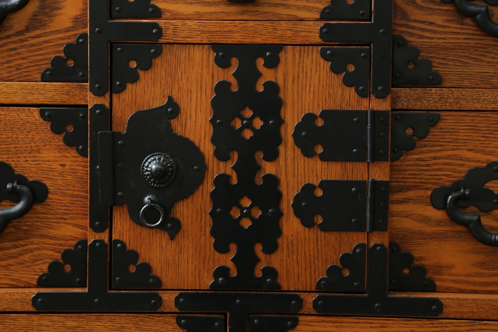 中古　閂(かんぬき)付き　龍の金具が目を引く、時代箪笥デザインのアンティーク調チェスト　(R-086236)