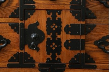 中古　閂(かんぬき)付き　龍の金具が目を引く、時代箪笥デザインのアンティーク調チェスト　(R-086236)