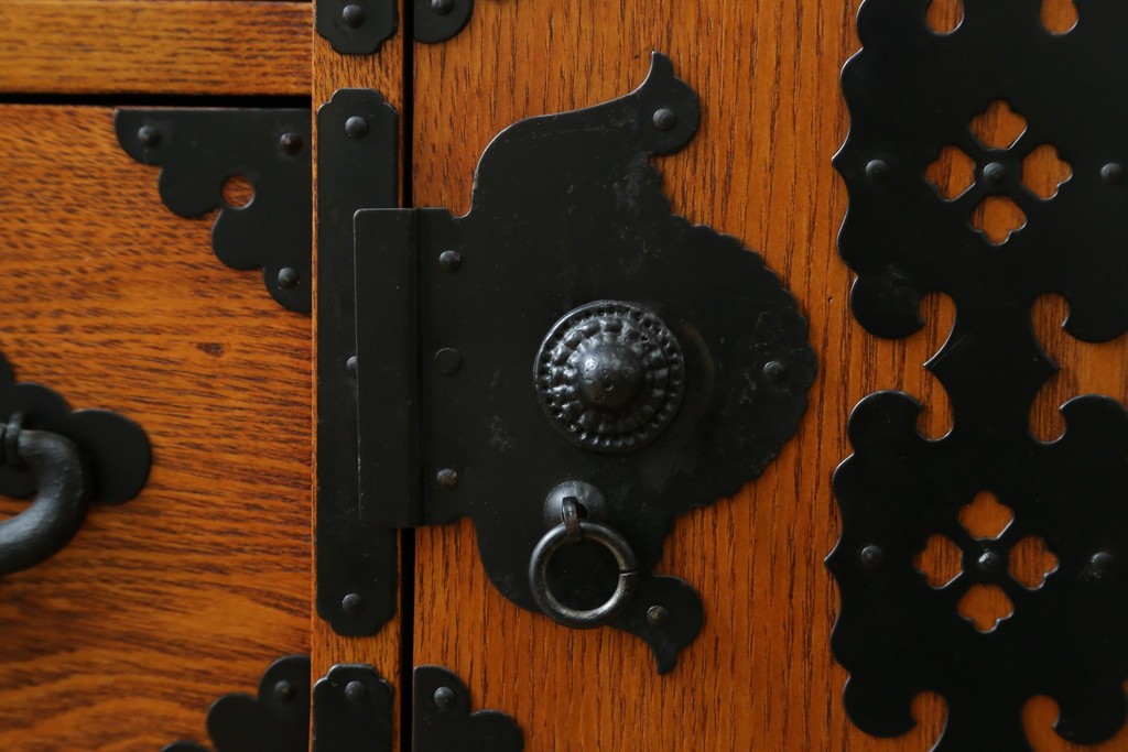 中古　閂(かんぬき)付き　龍の金具が目を引く、時代箪笥デザインのアンティーク調チェスト　(R-086236)