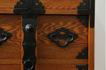 中古　閂(かんぬき)付き　龍の金具が目を引く、時代箪笥デザインのアンティーク調チェスト　(R-086236)