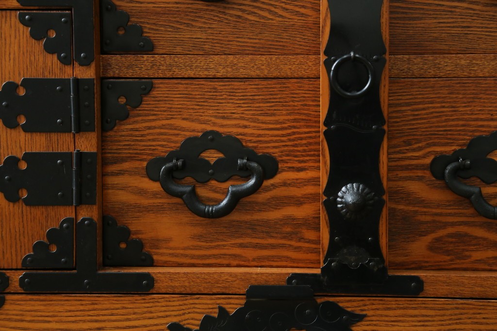 中古　閂(かんぬき)付き　龍の金具が目を引く、時代箪笥デザインのアンティーク調チェスト　(R-086236)