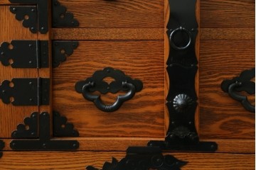 中古　閂(かんぬき)付き　龍の金具が目を引く、時代箪笥デザインのアンティーク調チェスト　(R-086236)