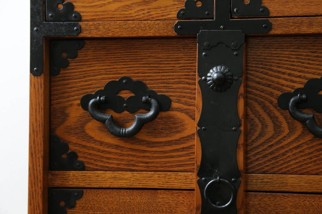 中古　閂(かんぬき)付き　龍の金具が目を引く、時代箪笥デザインのアンティーク調チェスト　(R-086236)