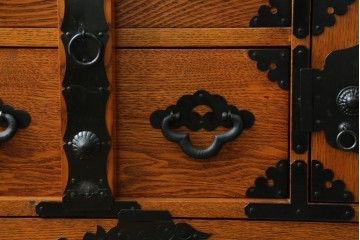 中古　閂(かんぬき)付き　龍の金具が目を引く、時代箪笥デザインのアンティーク調チェスト　(R-086236)