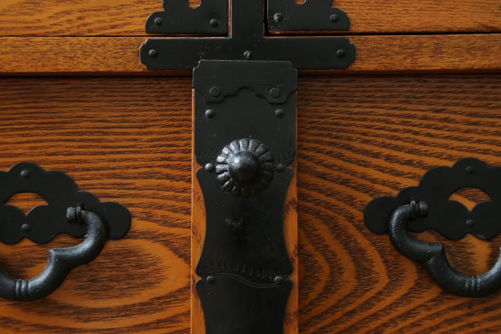 中古　閂(かんぬき)付き　龍の金具が目を引く、時代箪笥デザインのアンティーク調チェスト　(R-086236)