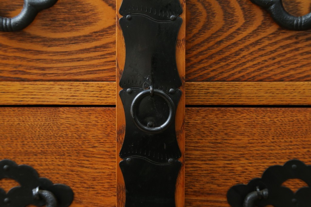 中古　閂(かんぬき)付き　龍の金具が目を引く、時代箪笥デザインのアンティーク調チェスト　(R-086236)