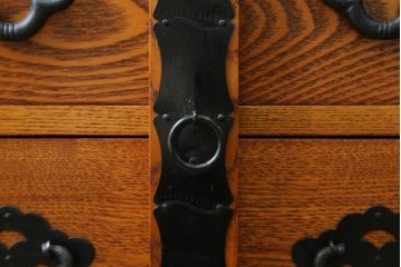 中古　閂(かんぬき)付き　龍の金具が目を引く、時代箪笥デザインのアンティーク調チェスト　(R-086236)