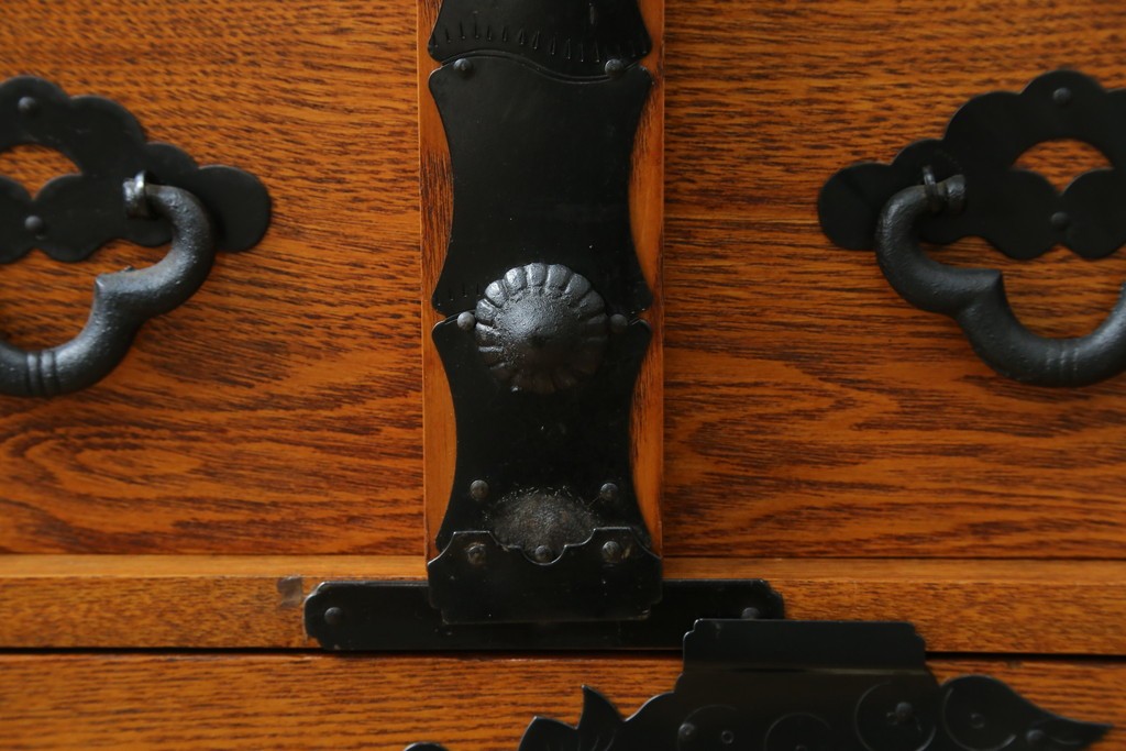 中古　閂(かんぬき)付き　龍の金具が目を引く、時代箪笥デザインのアンティーク調チェスト　(R-086236)