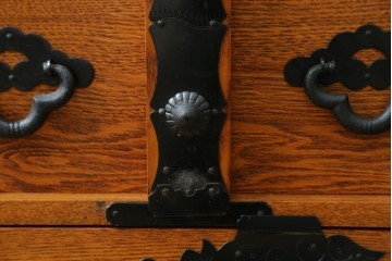 中古　閂(かんぬき)付き　龍の金具が目を引く、時代箪笥デザインのアンティーク調チェスト　(R-086236)