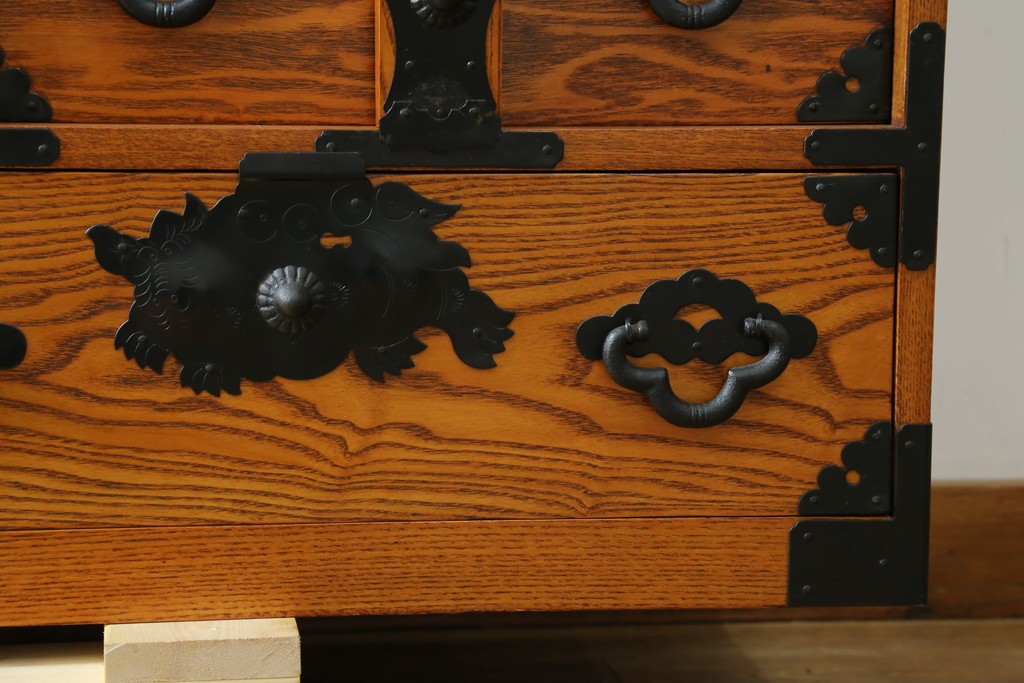 中古　閂(かんぬき)付き　龍の金具が目を引く、時代箪笥デザインのアンティーク調チェスト　(R-086236)