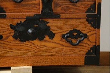 中古　閂(かんぬき)付き　龍の金具が目を引く、時代箪笥デザインのアンティーク調チェスト　(R-086236)