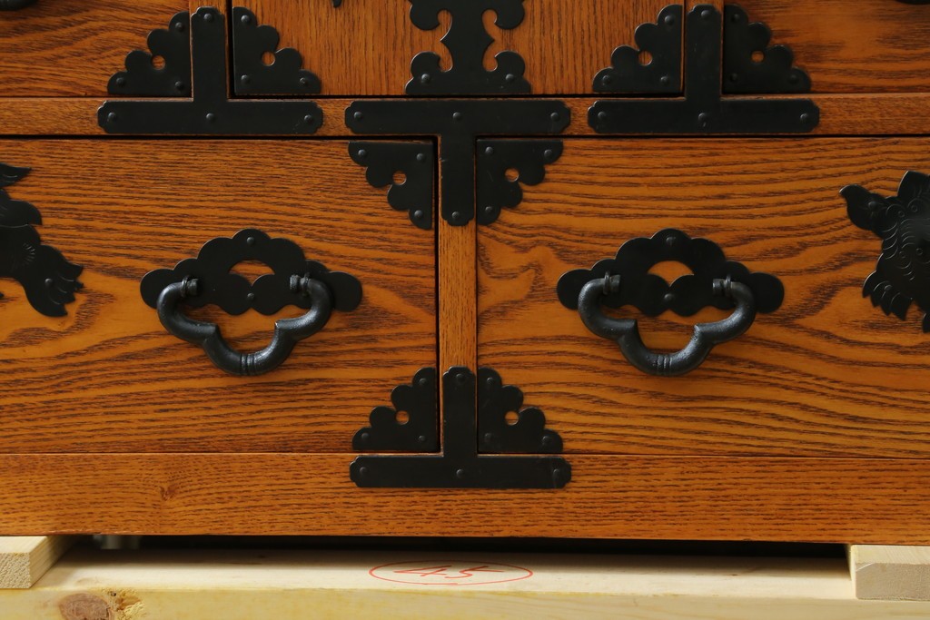 中古　閂(かんぬき)付き　龍の金具が目を引く、時代箪笥デザインのアンティーク調チェスト　(R-086236)
