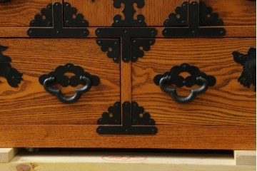 中古　閂(かんぬき)付き　龍の金具が目を引く、時代箪笥デザインのアンティーク調チェスト　(R-086236)