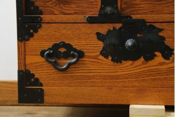 中古　閂(かんぬき)付き　龍の金具が目を引く、時代箪笥デザインのアンティーク調チェスト　(R-086236)