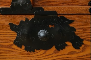 中古　閂(かんぬき)付き　龍の金具が目を引く、時代箪笥デザインのアンティーク調チェスト　(R-086236)