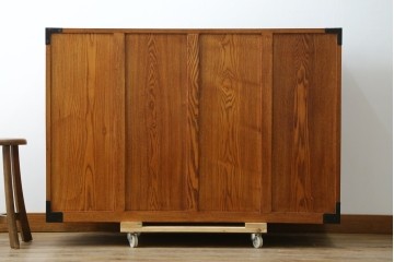 中古　閂(かんぬき)付き　龍の金具が目を引く、時代箪笥デザインのアンティーク調チェスト　(R-086236)