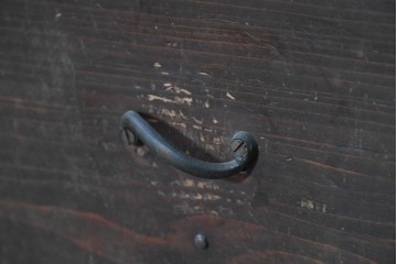 和製アンティーク　明治期　激レアデザイン　黒柿材の自然な模様がアクセントの水屋箪笥　(R-086238)