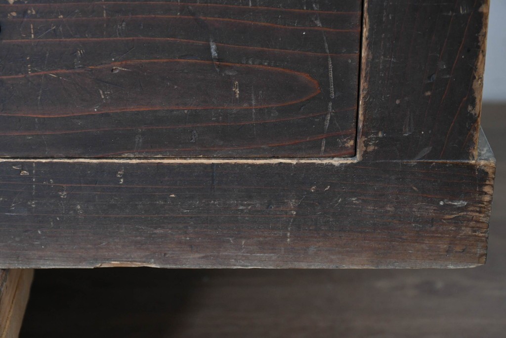 和製アンティーク　明治期　激レアデザイン　黒柿材の自然な模様がアクセントの水屋箪笥　(R-086238)
