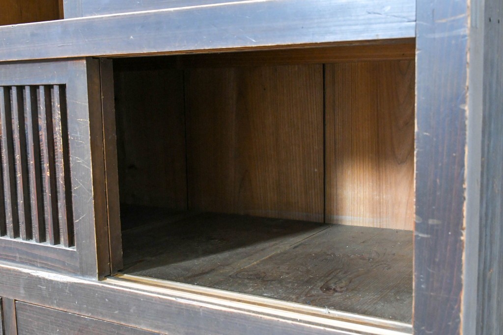 和製アンティーク　明治期　激レアデザイン　黒柿材の自然な模様がアクセントの水屋箪笥　(R-086238)