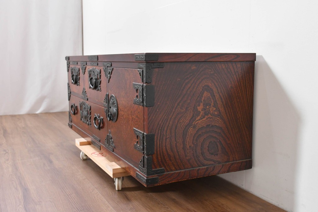 中古　美品　岩谷堂箪笥　重厚な金具と力強い木目が魅力のテレビボード　(R-086239)