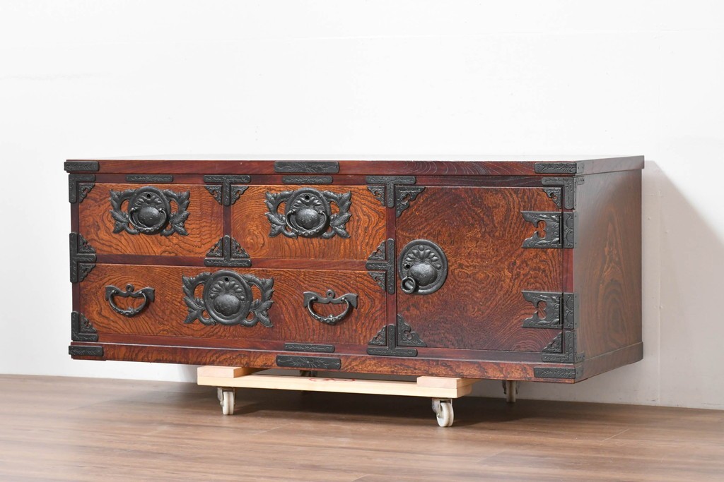 中古　美品　岩谷堂箪笥　重厚な金具と力強い木目が魅力のテレビボード　(R-086239)