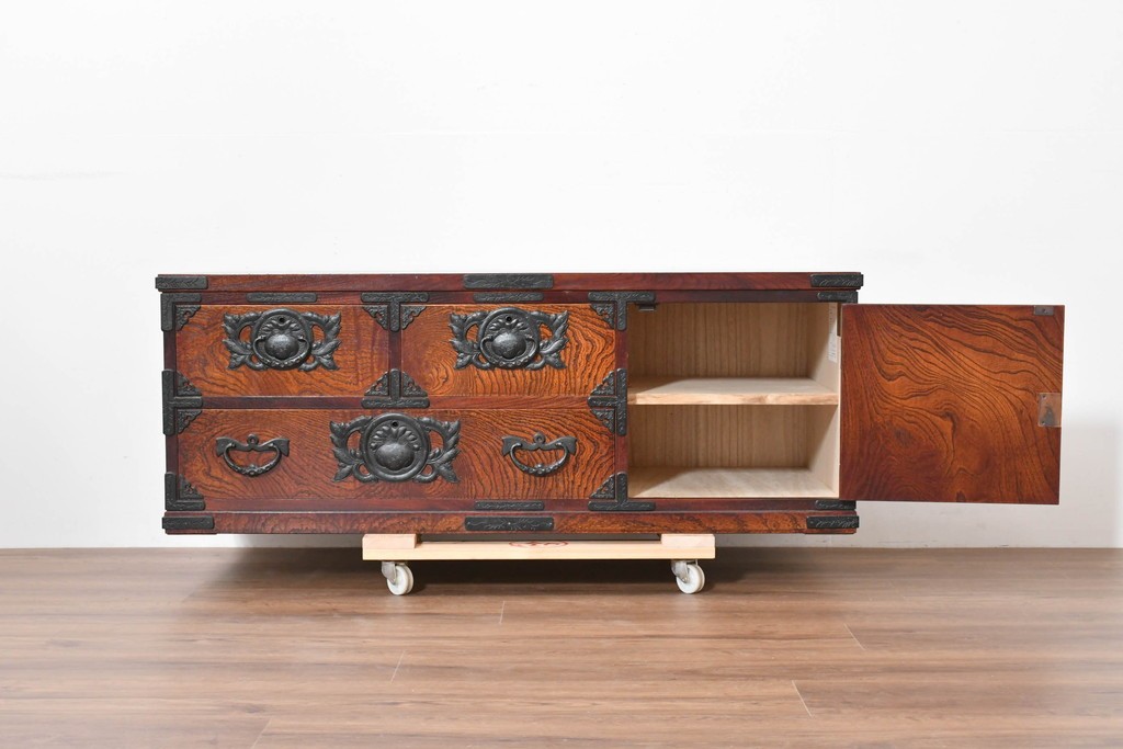 中古　美品　岩谷堂箪笥　重厚な金具と力強い木目が魅力のテレビボード　(R-086239)