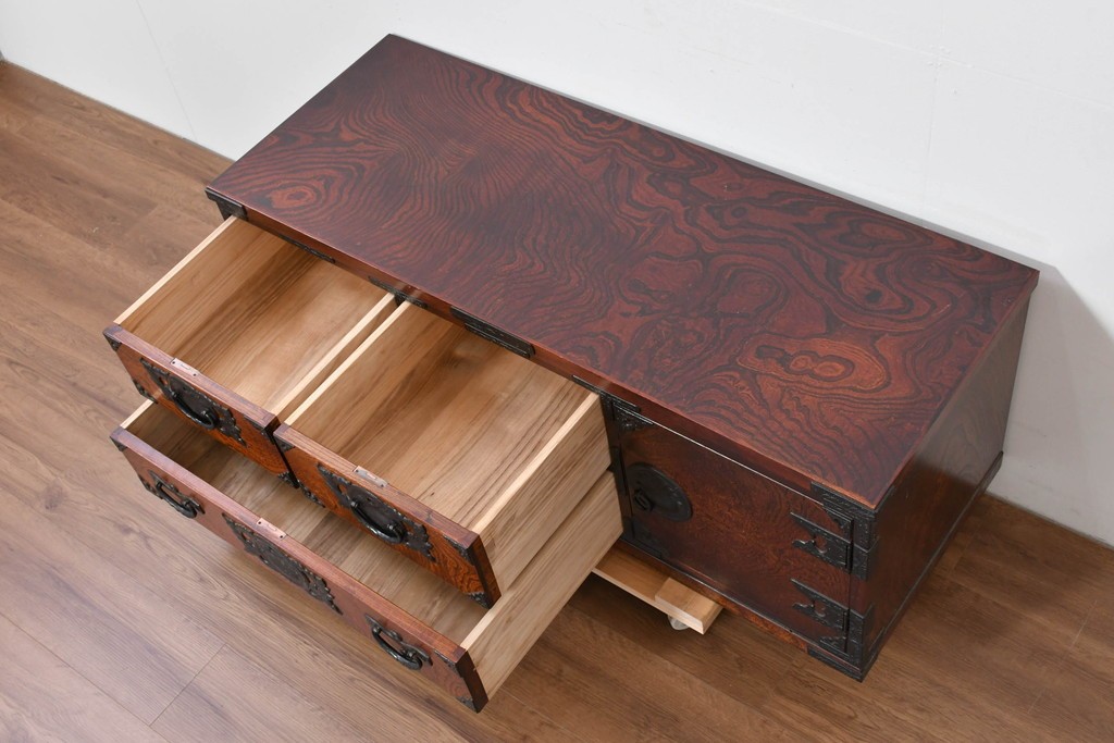 中古　美品　岩谷堂箪笥　重厚な金具と力強い木目が魅力のテレビボード　(R-086239)