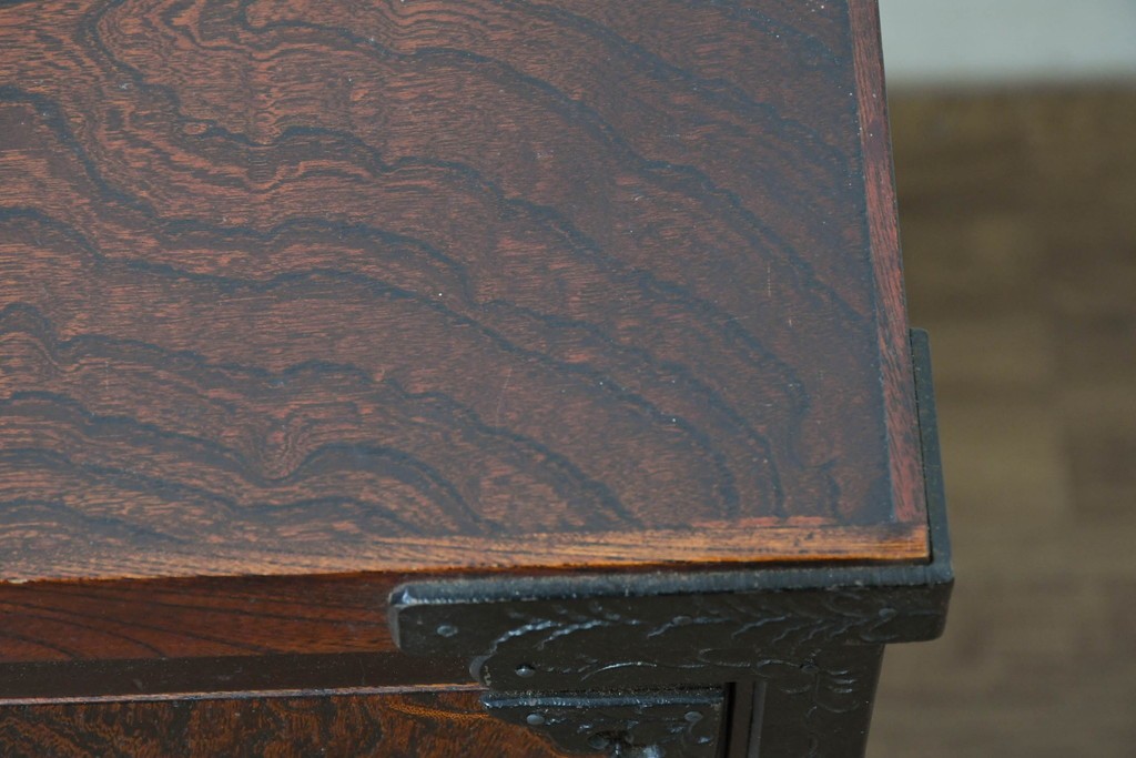 中古　美品　岩谷堂箪笥　重厚な金具と力強い木目が魅力のテレビボード　(R-086239)