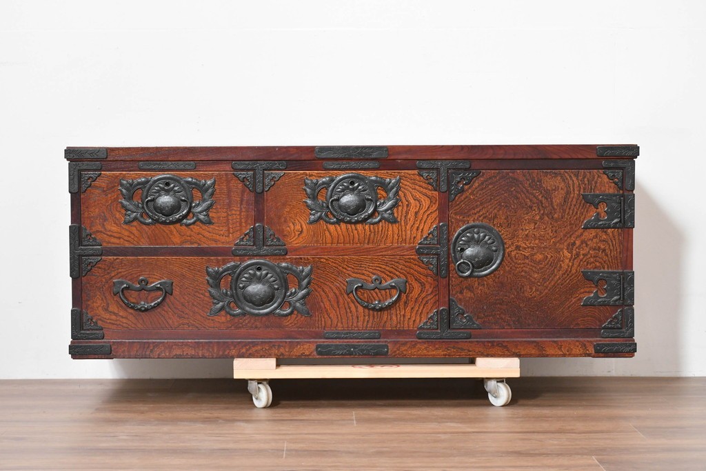 中古　美品　岩谷堂箪笥　重厚な金具と力強い木目が魅力のテレビボード　(R-086239)