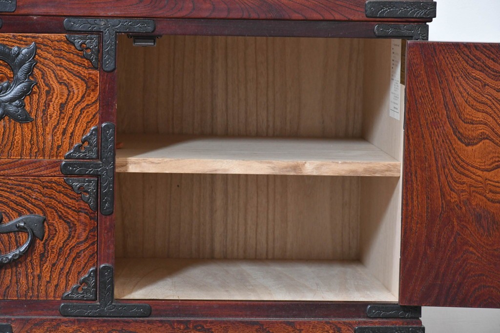 中古　美品　岩谷堂箪笥　重厚な金具と力強い木目が魅力のテレビボード　(R-086239)