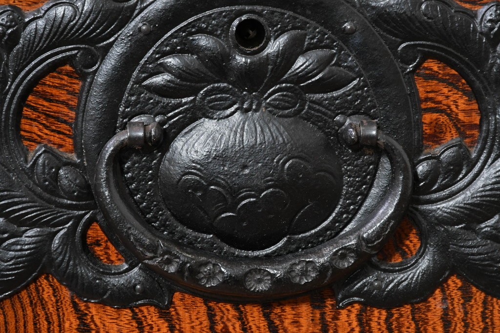 中古　美品　岩谷堂箪笥　重厚な金具と力強い木目が魅力のテレビボード　(R-086239)