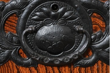 中古　美品　岩谷堂箪笥　重厚な金具と力強い木目が魅力のテレビボード　(R-086239)