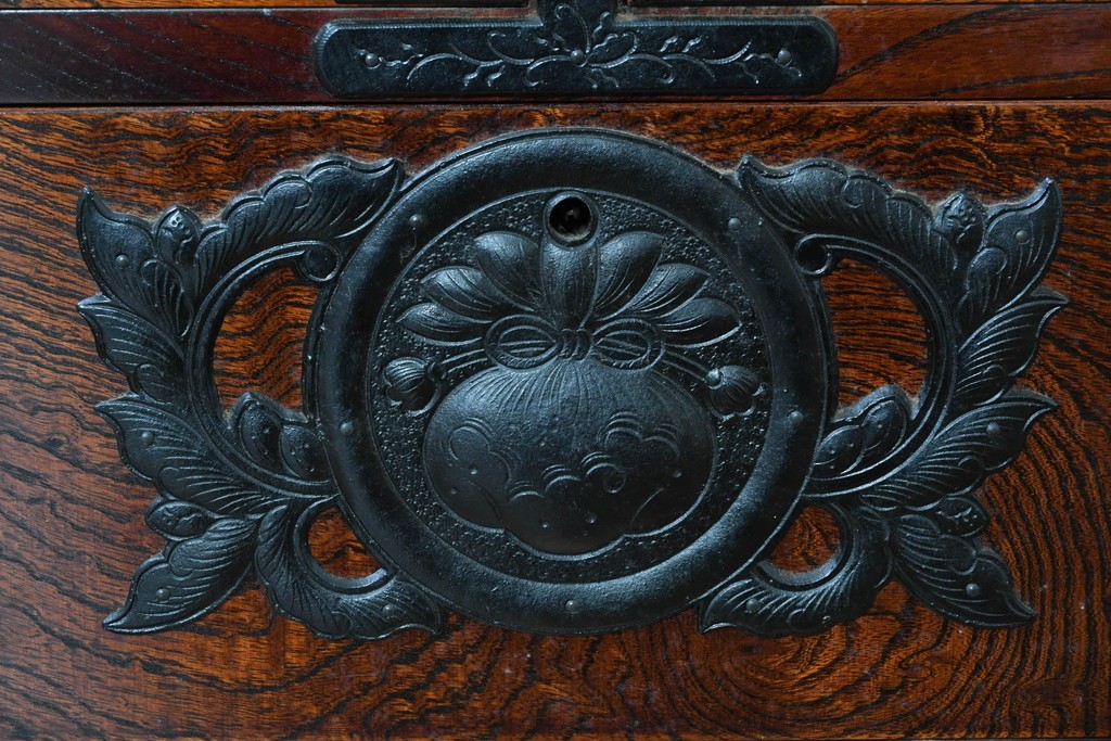 中古　美品　岩谷堂箪笥　重厚な金具と力強い木目が魅力のテレビボード　(R-086239)