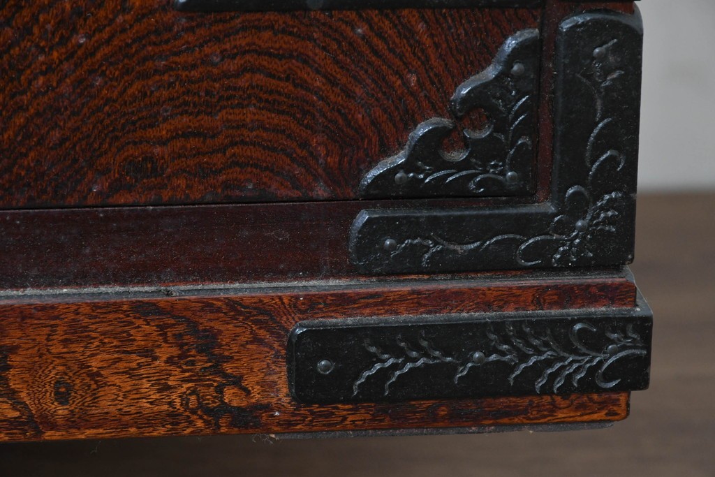 中古　美品　岩谷堂箪笥　重厚な金具と力強い木目が魅力のテレビボード　(R-086239)