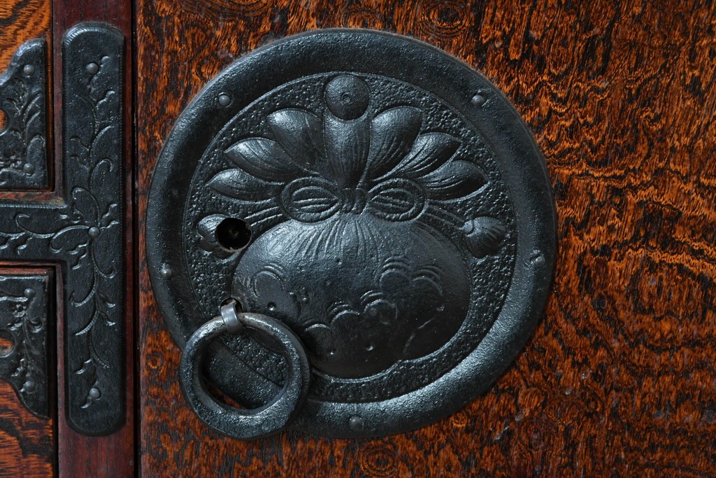 中古　美品　岩谷堂箪笥　重厚な金具と力強い木目が魅力のテレビボード　(R-086239)