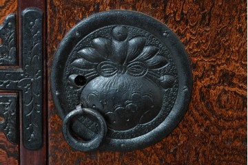 中古　美品　岩谷堂箪笥　重厚な金具と力強い木目が魅力のテレビボード　(R-086239)