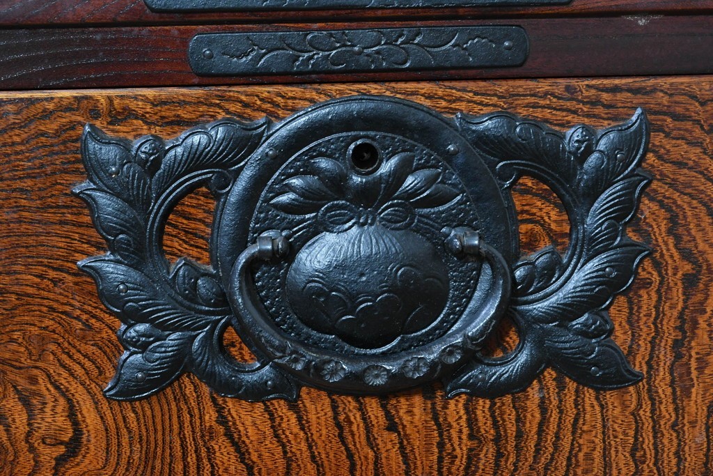 中古　美品　岩谷堂箪笥　重厚な金具と力強い木目が魅力のテレビボード　(R-086239)