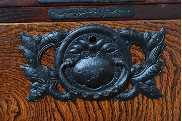 中古　美品　岩谷堂箪笥　重厚な金具と力強い木目が魅力のテレビボード　(R-086239)