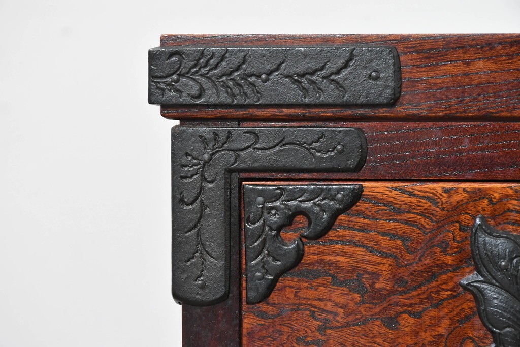 中古　美品　岩谷堂箪笥　重厚な金具と力強い木目が魅力のテレビボード　(R-086239)