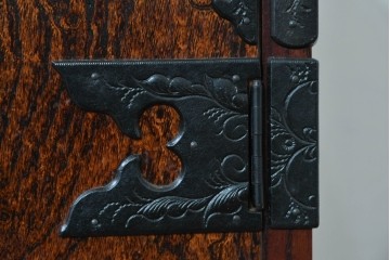 中古　美品　岩谷堂箪笥　重厚な金具と力強い木目が魅力のテレビボード　(R-086239)