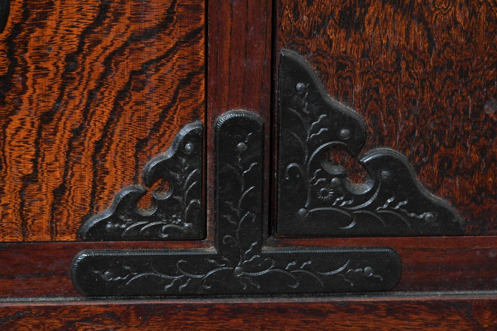 中古　美品　岩谷堂箪笥　重厚な金具と力強い木目が魅力のテレビボード　(R-086239)