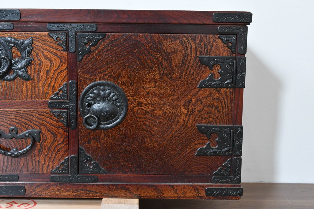 中古　美品　岩谷堂箪笥　重厚な金具と力強い木目が魅力のテレビボード　(R-086239)