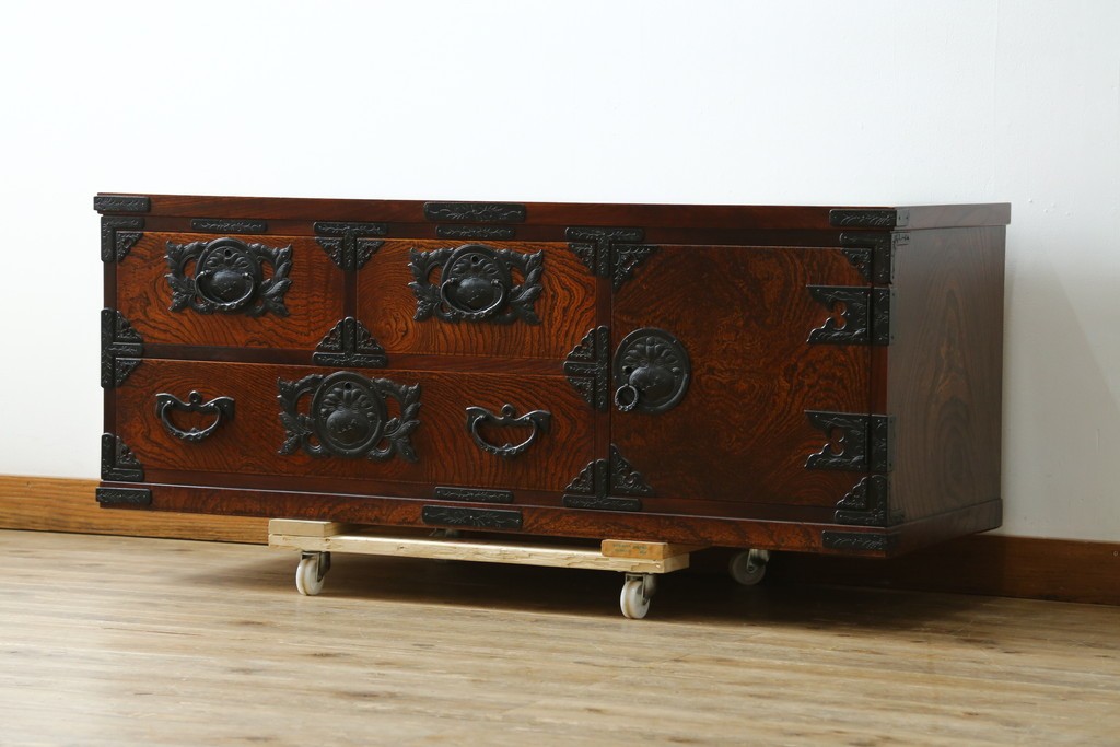 中古　美品　岩谷堂箪笥　重厚な金具と力強い木目が魅力のテレビボード　(R-086239)