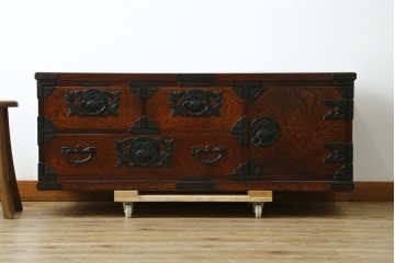 中古　美品　岩谷堂箪笥　重厚な金具と力強い木目が魅力のテレビボード　(R-086239)