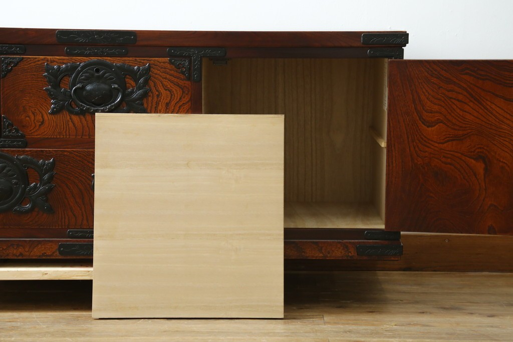 中古　美品　岩谷堂箪笥　重厚な金具と力強い木目が魅力のテレビボード　(R-086239)
