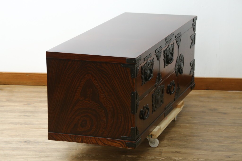 中古　美品　岩谷堂箪笥　重厚な金具と力強い木目が魅力のテレビボード　(R-086239)