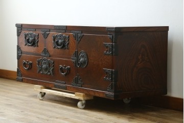 中古　美品　岩谷堂箪笥　重厚な金具と力強い木目が魅力のテレビボード　(R-086239)