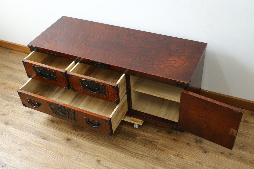 中古　美品　岩谷堂箪笥　重厚な金具と力強い木目が魅力のテレビボード　(R-086239)