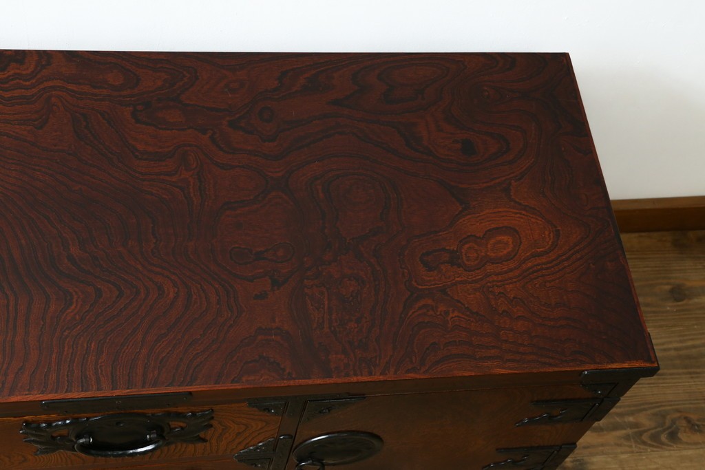 中古　美品　岩谷堂箪笥　重厚な金具と力強い木目が魅力のテレビボード　(R-086239)