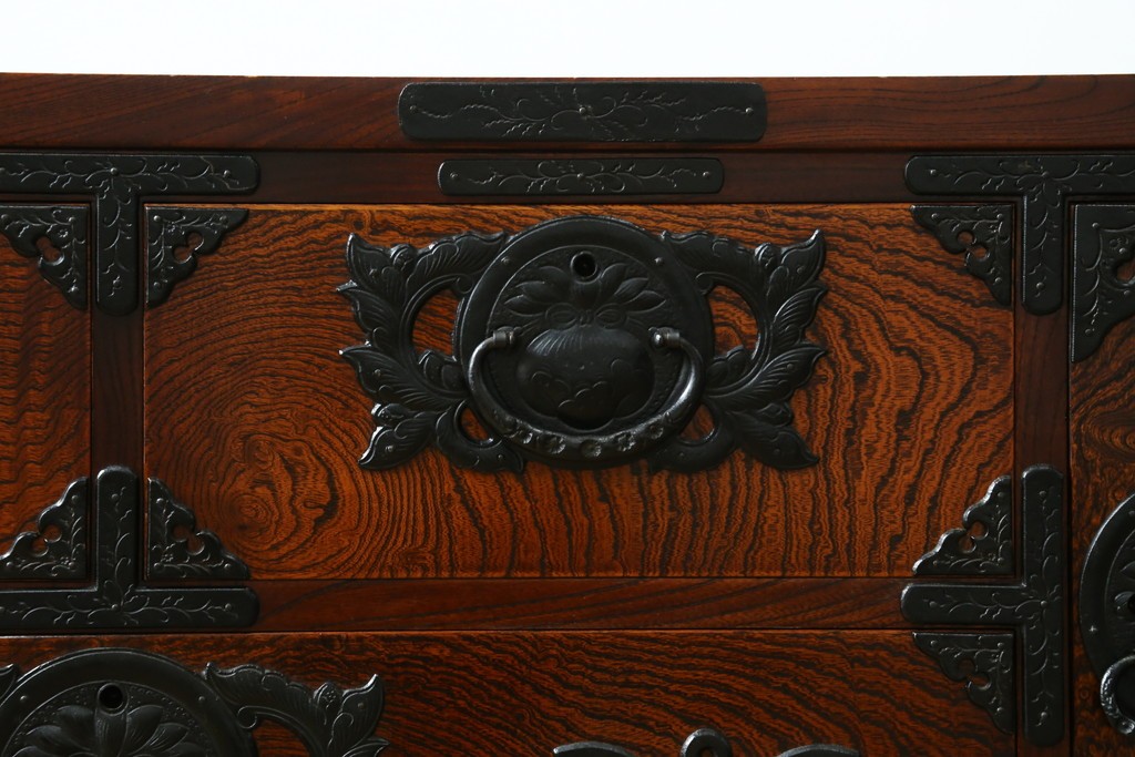 中古　美品　岩谷堂箪笥　重厚な金具と力強い木目が魅力のテレビボード　(R-086239)
